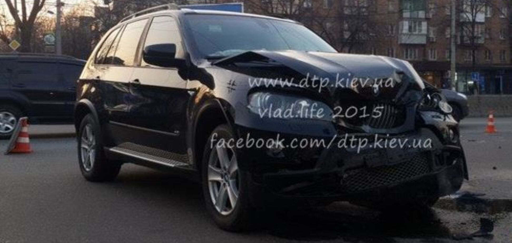 В Киеве пьяный водитель BMW выскочил на красный и протаранил иномарку с семьей