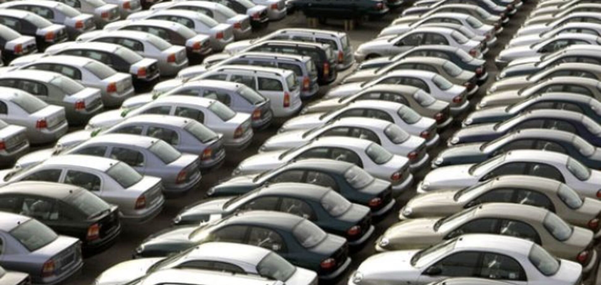 Продажи автомобилей в России рухнули почти на 40%