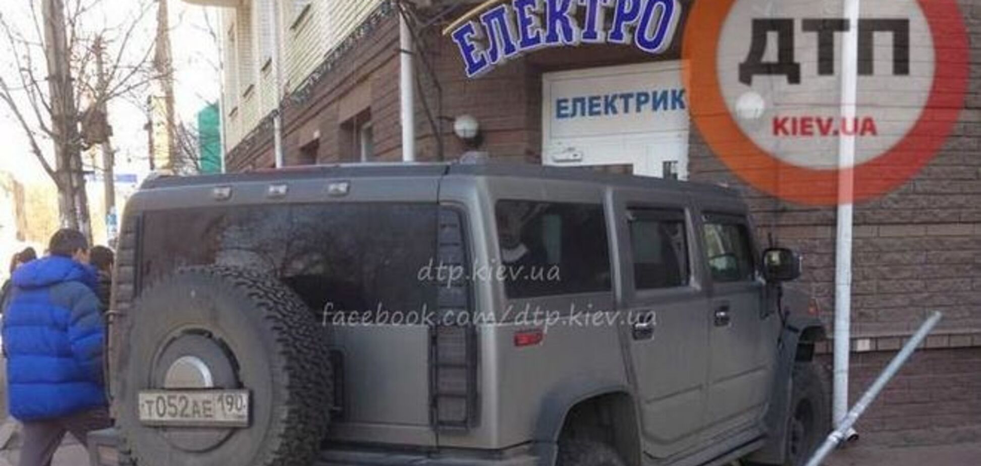 В Киеве Hummer из России протаранил магазин: опубликованы фото