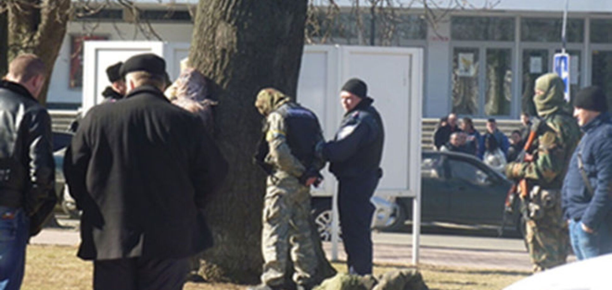 В Хмельницком задержаны 'бойцы', перевозившие арсенал оружия: фотофакт