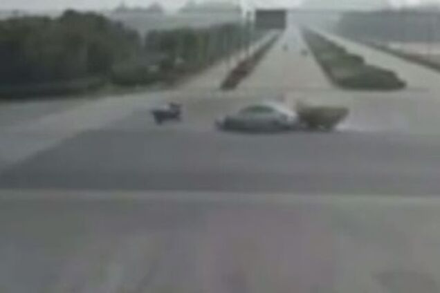 Бабулька-рикша 'взорвала' интернет невероятным маневром: шокирующее видео