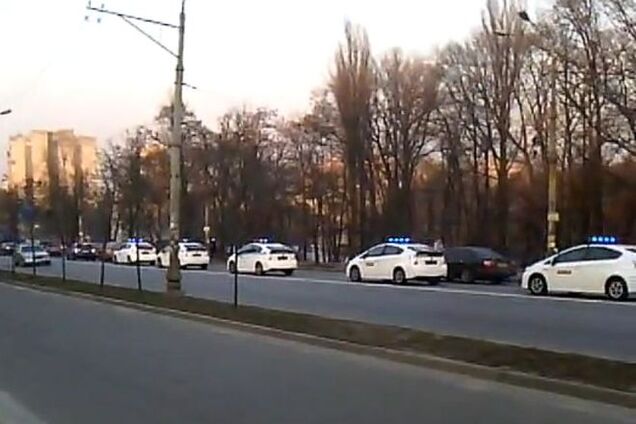 По Киеву промчались десятки милицейских авто с сиренами: опубликовано видео