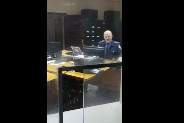 В Киеве дежурный милиционер по-хамски 'отшил' родственников погибшего: видеофакт