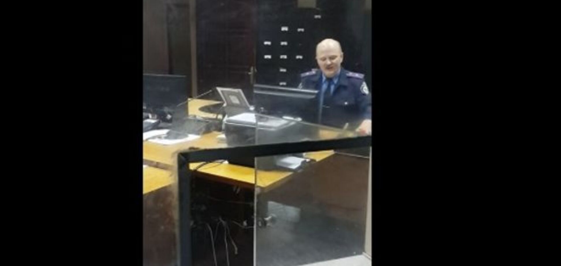 В Киеве дежурный милиционер по-хамски 'отшил' родственников погибшего: видеофакт