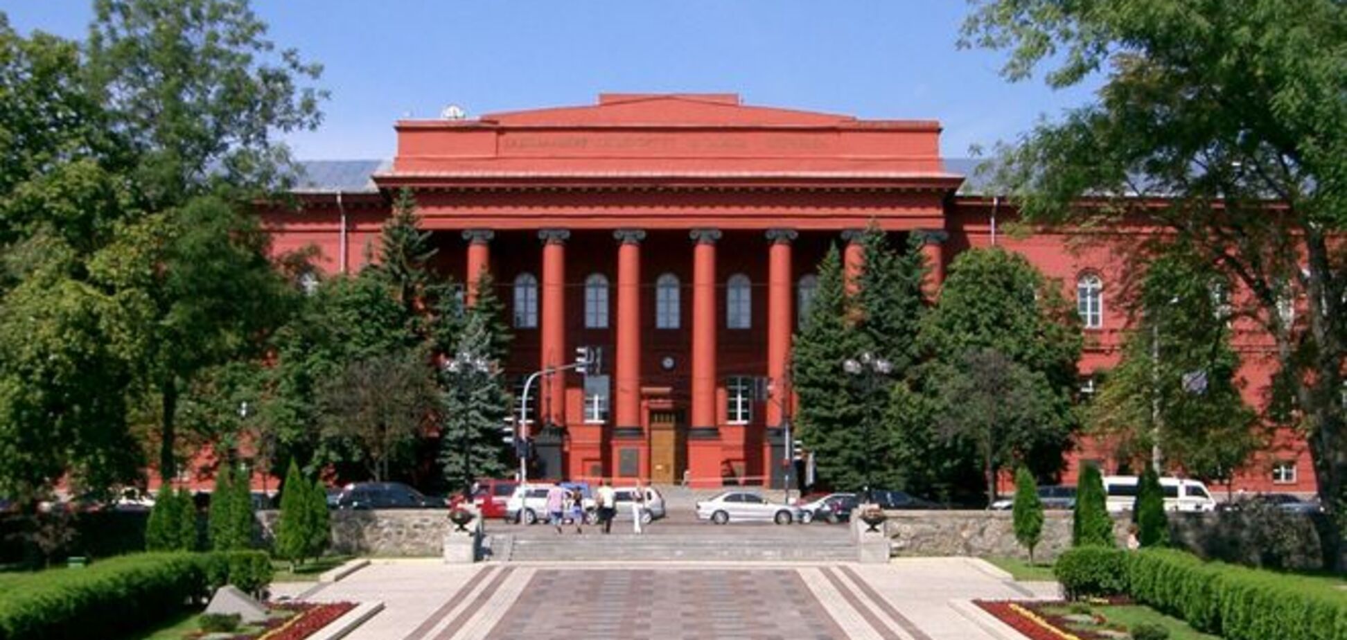 В Украине закроют около 500 вузов: что будет со студентами