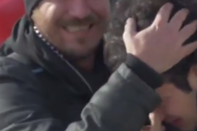 Жители целого городка выучили язык жестов, чтобы пообщаться с глухим парнем