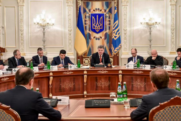 Про що говорять на засіданні РНБО: нарощування бойового потенціалу і вогонь у зоні АТО