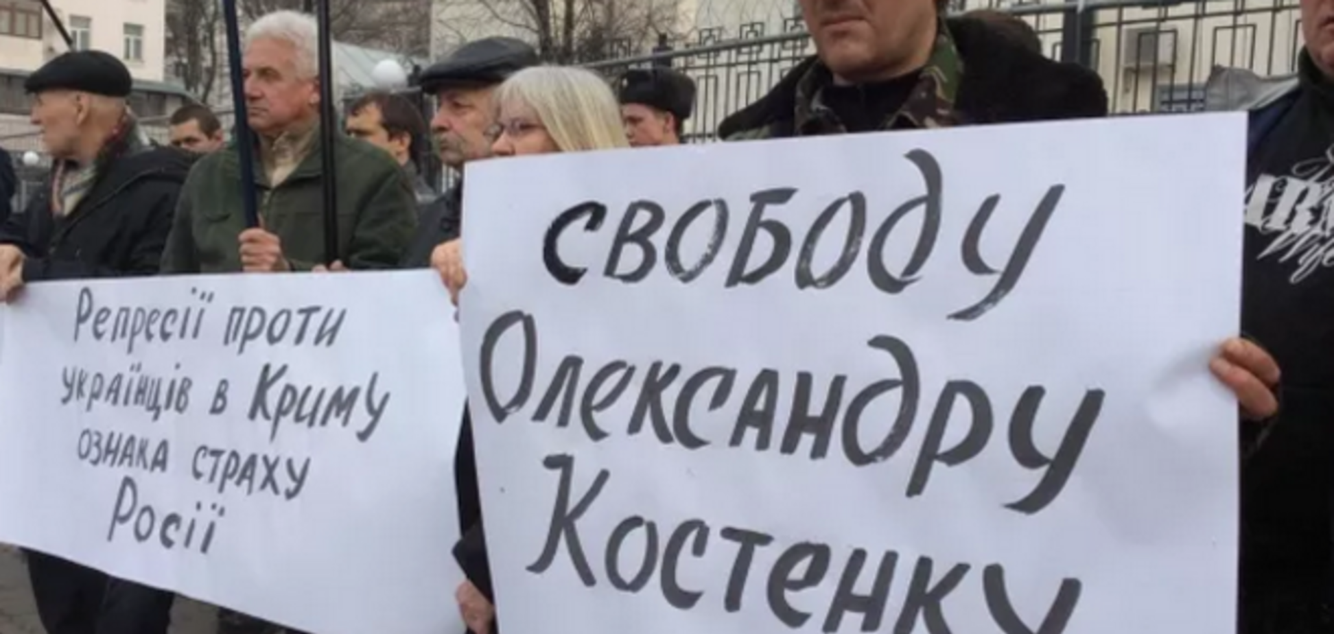 У Києві близько 30 осіб пікетували посольство Росії