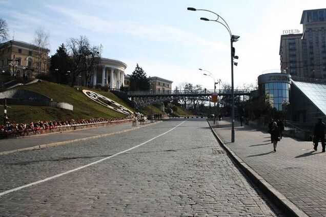 На Аллее Небесной Сотни в Киеве убрали все рекламные щиты: фотофакт