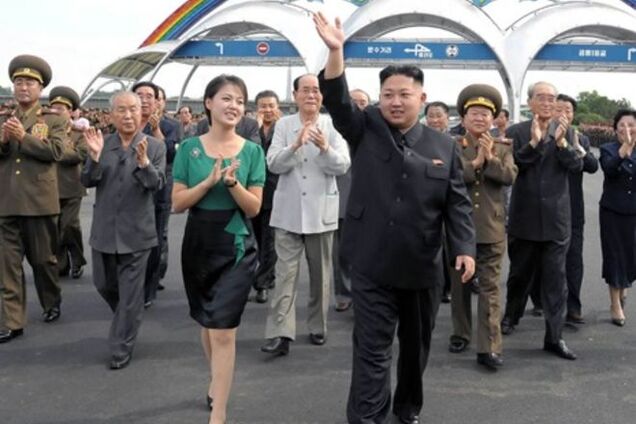 Ким Чен Ын стал появляться на публике с сестрой вместо жены