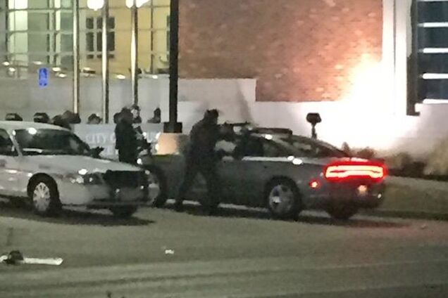 Неизвестный открыл огонь на акции протеста в Фергюсоне: ранены полицейские