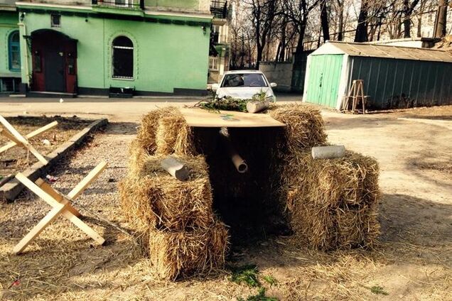 В киевском сквере дети построили танк: фотофакт