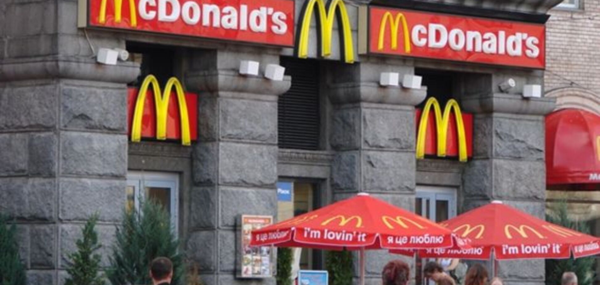 В киевском 'МакДональдс' заявили, что покупатель в камуфляже ударил охранника