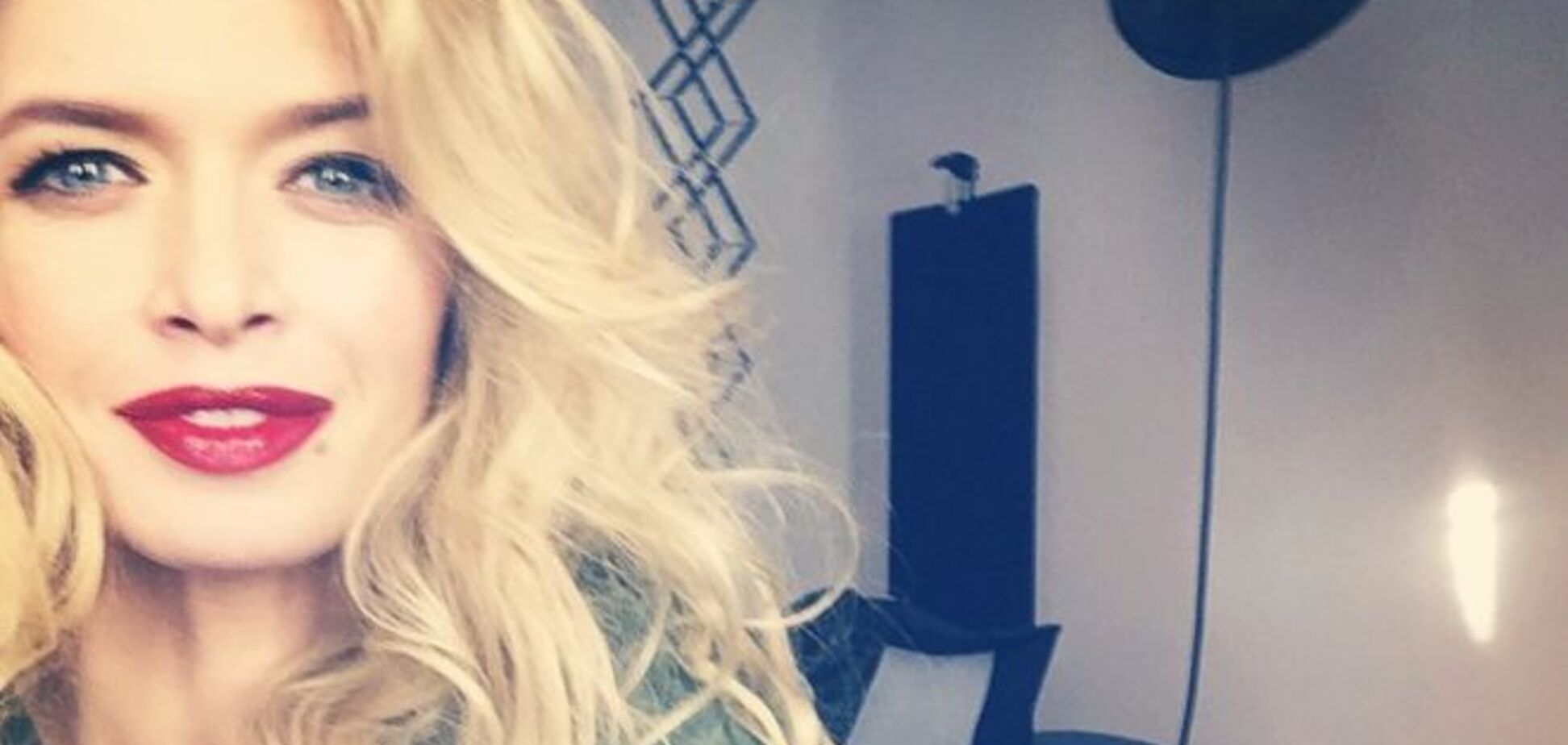 Вера Брежнева показала роскошные ноги