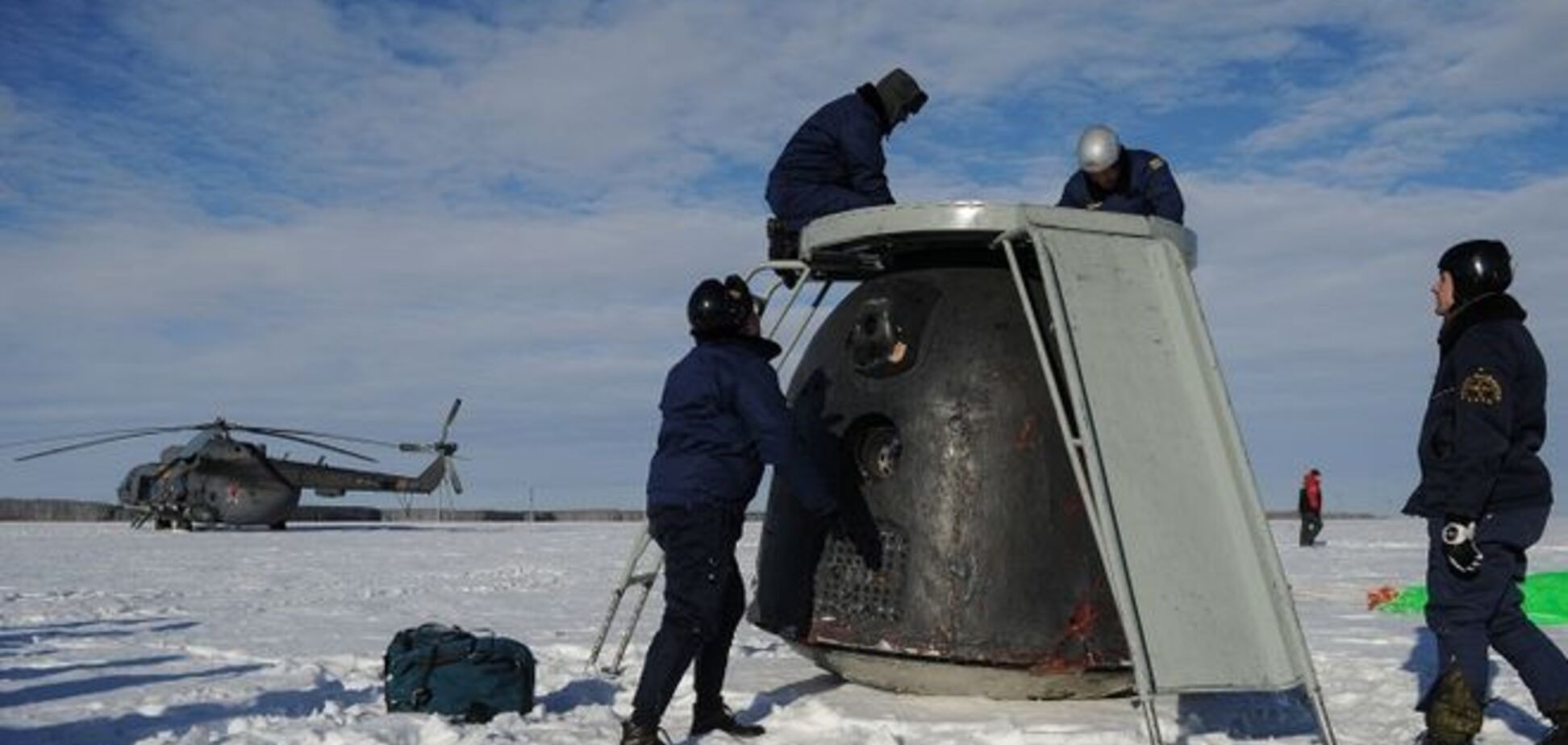 Трое космонавтов с 'Союз ТМА-14М' приземлились в казахстанской степи
