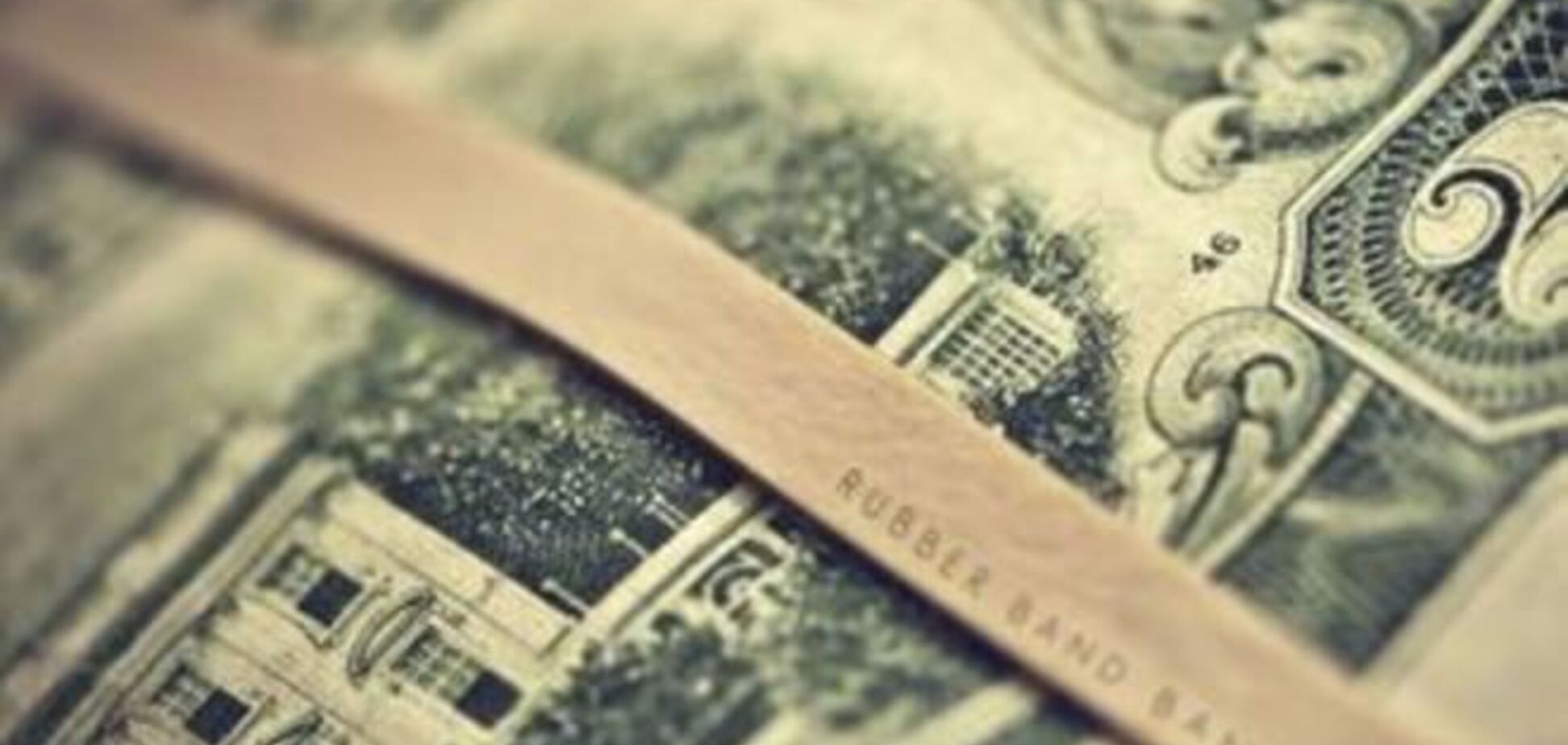 Доллар на 'черном' рынке продолжил дешеветь