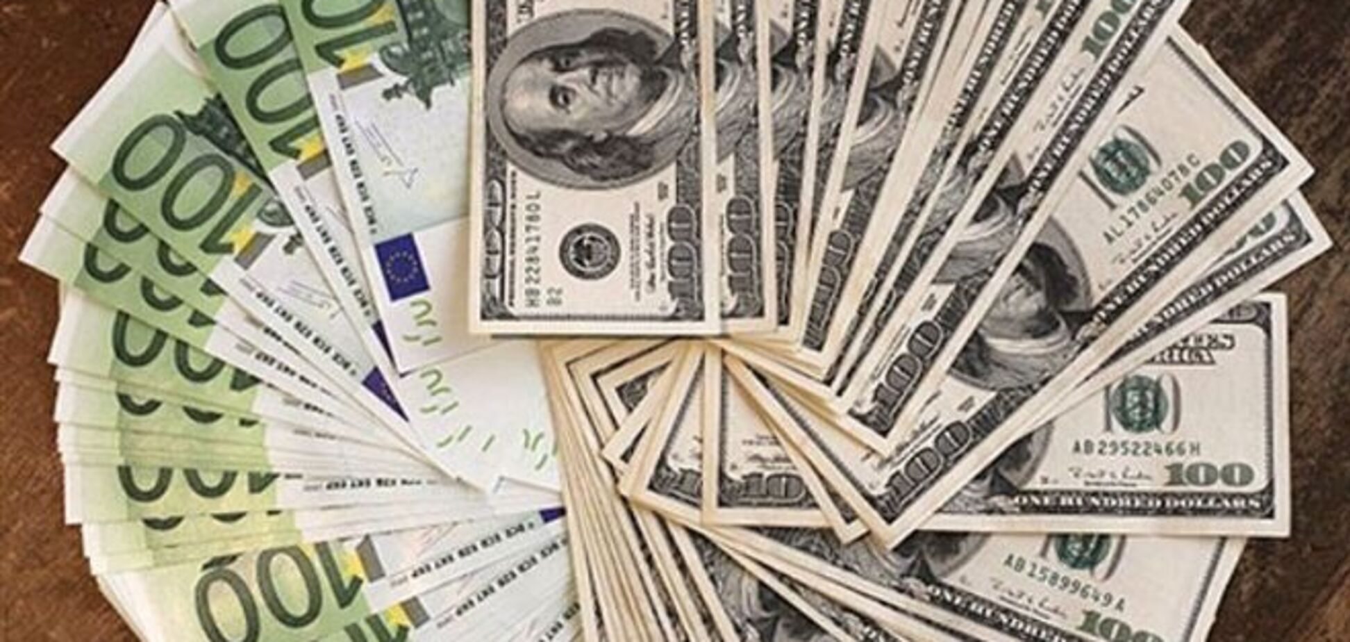 Почти паритет: евро рекордно упал к доллару