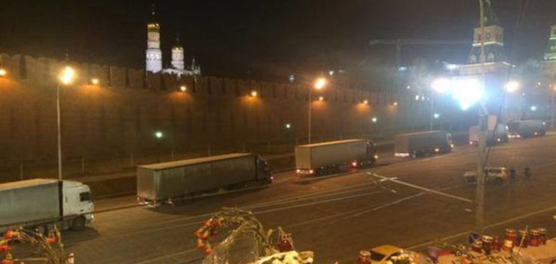 Соцсети взбудоражены появлением колонны фур под стенами Кремля: фотофакт