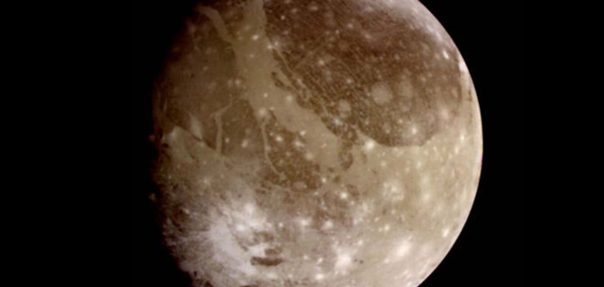 Ученые обнаружили внутри спутника Юпитера соленый океан