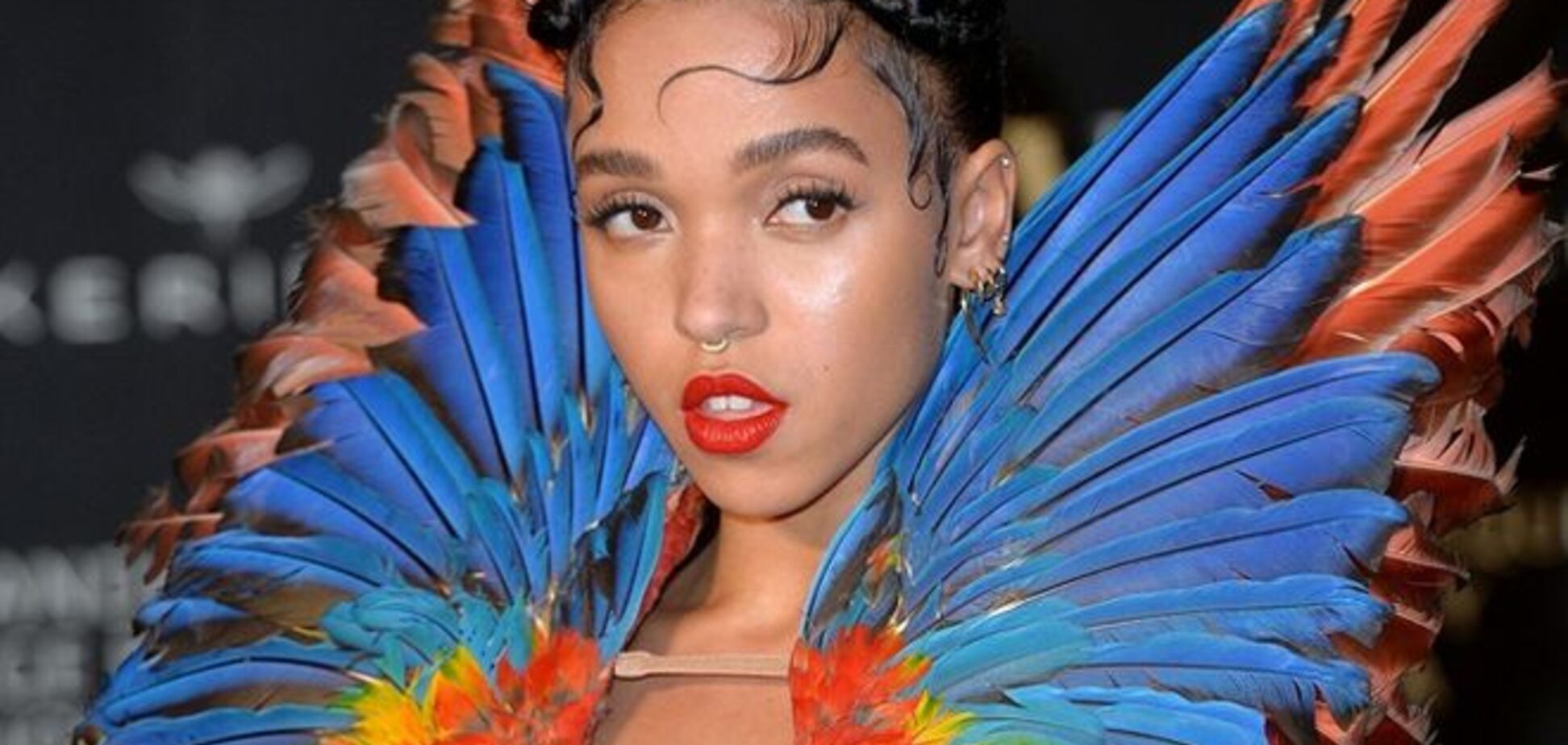 Невеста Роберта Паттисона вышла в свет в наряде павлина