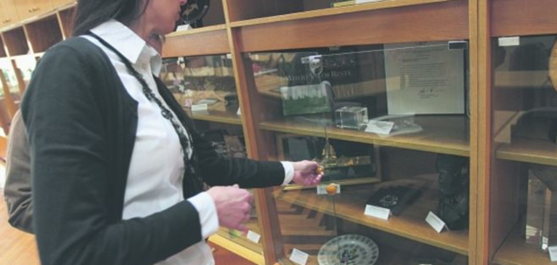 Фотокартина, ширма и блюдо: СМИ рассказали о подарках Порошенко