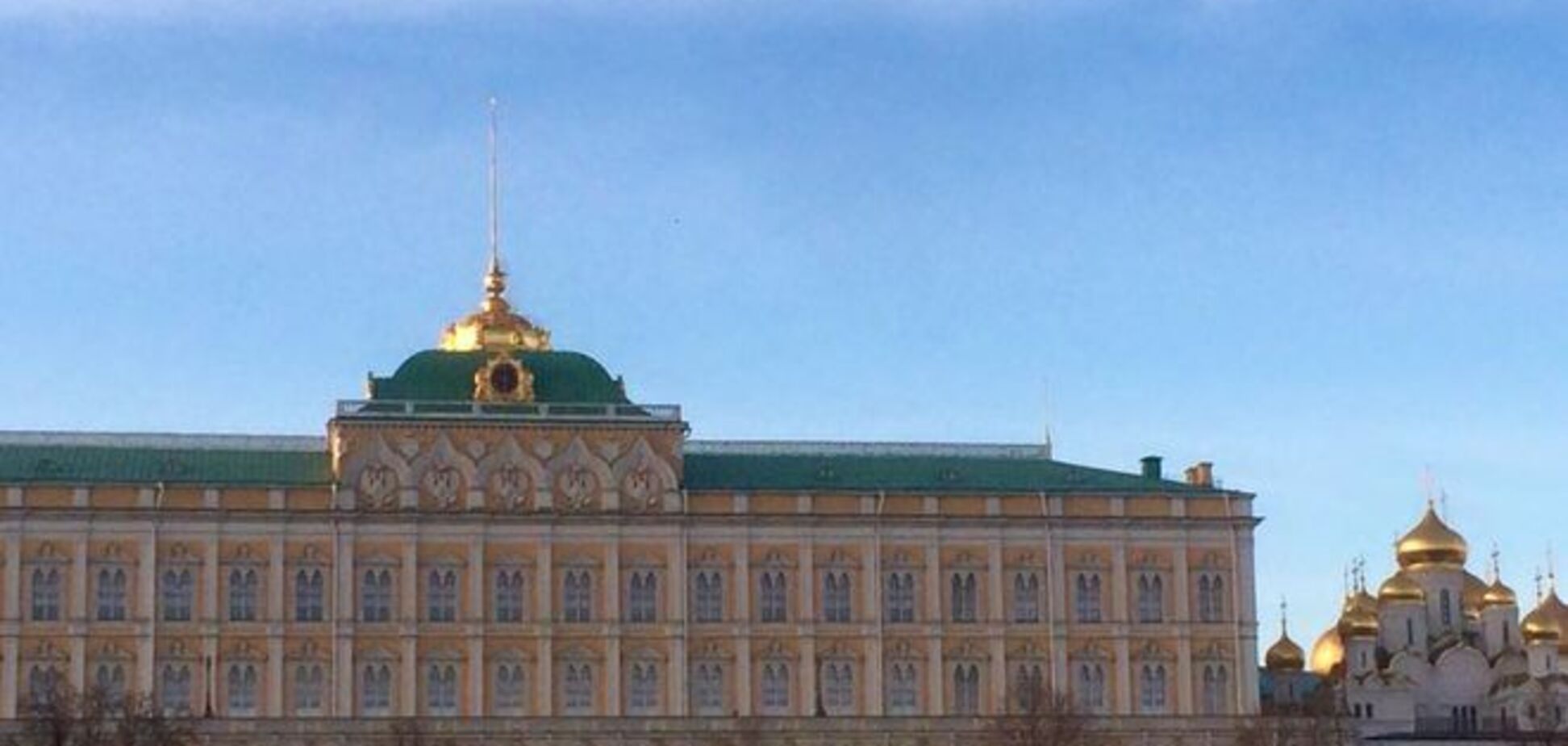 На украинский меняют? Пользователи соцсетей гадают, почему пропал флаг на шпиле Большого Кремлёвского дворца: фотофакт