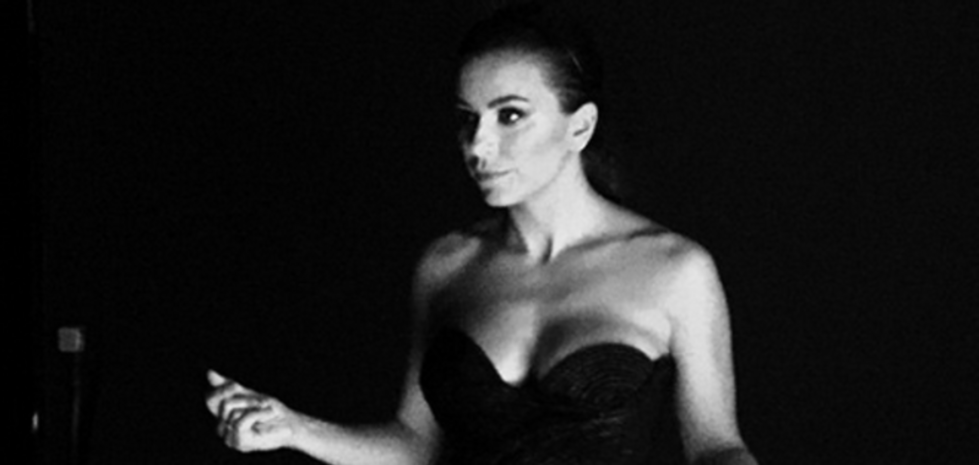 Звездные фото дня: Лорак в ультракоротком мини и взрыв на голове у Брежневой