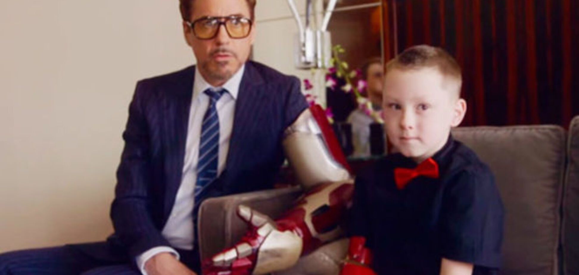 Роберт Дауни-младший подарил мальчику-инвалиду протез в виде руки Железного человека