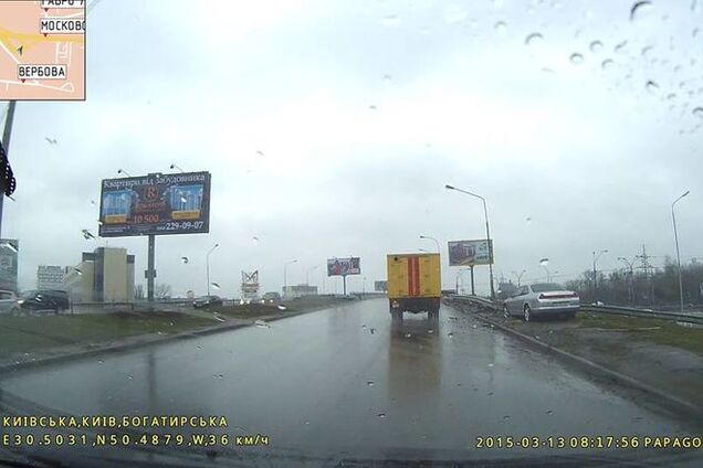 В Киеве иномарка протаранила отбойник