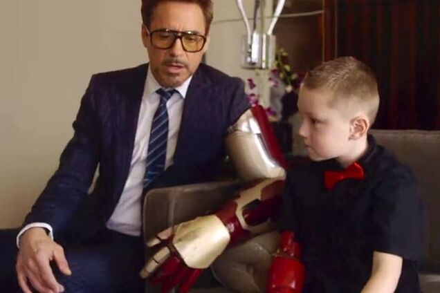 Роберт Дауни подарил мальчику-инвалиду руку Железного человека