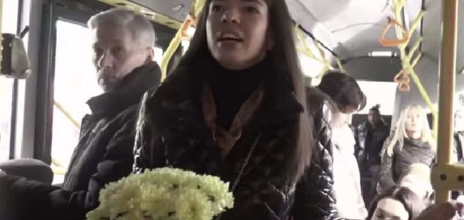 В киевском троллейбусе пассажирам читали стихи: видеофакт