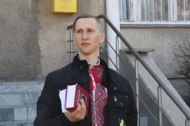 В Симферополе активиста задержали из-за сине-желтой ленточки