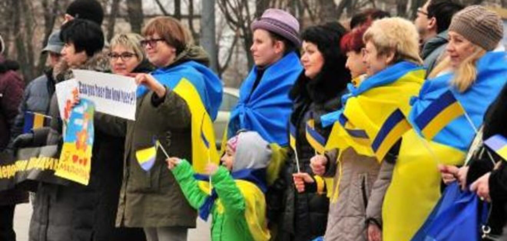 Жители Мариуполя создали живую цепь для защиты города от оккупантов