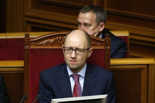 Нова афера Яценюка: пенсіонери поділяться з чиновниками