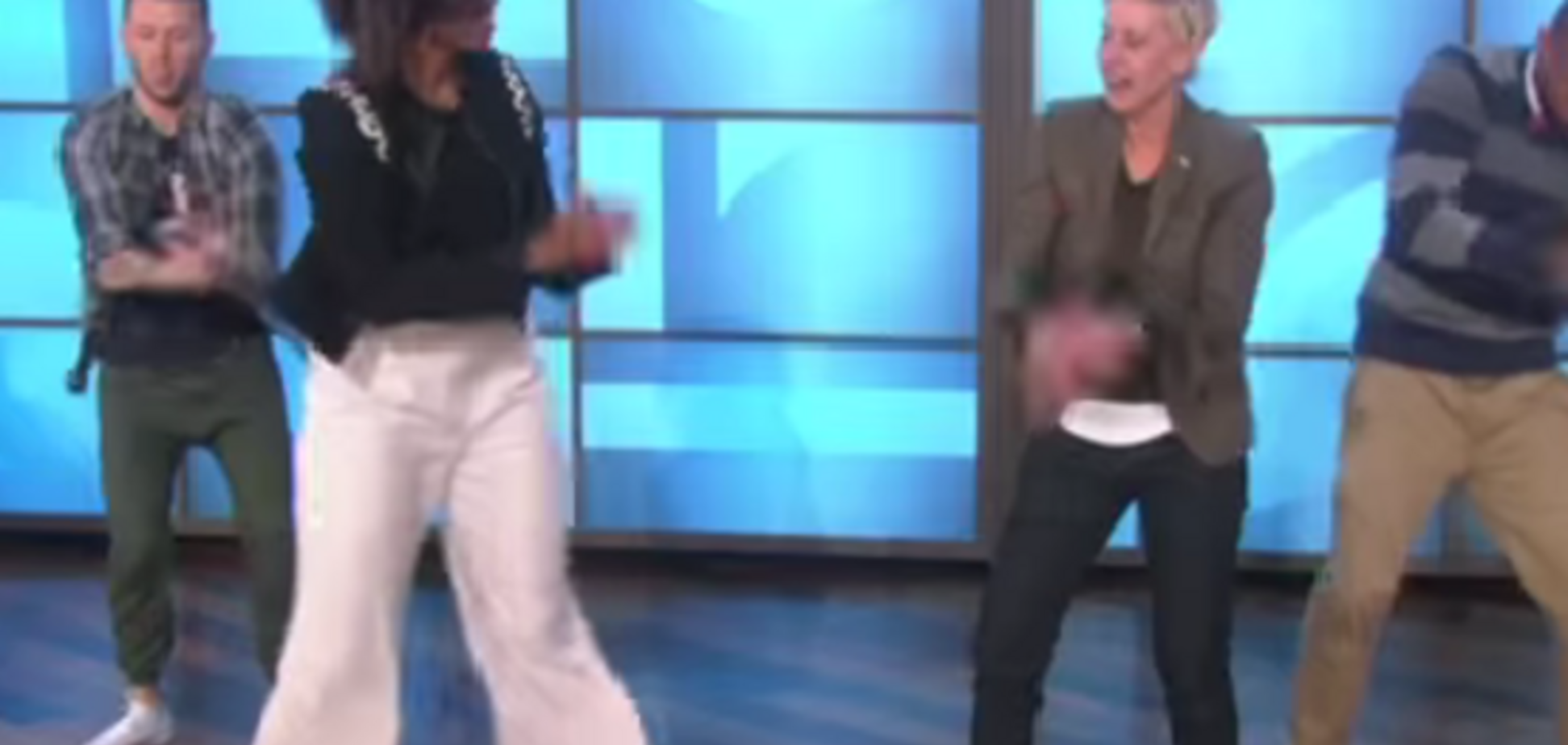Мишель Обама и падающий микрофон: появилось видео с зажигательно танцующей первой леди США 