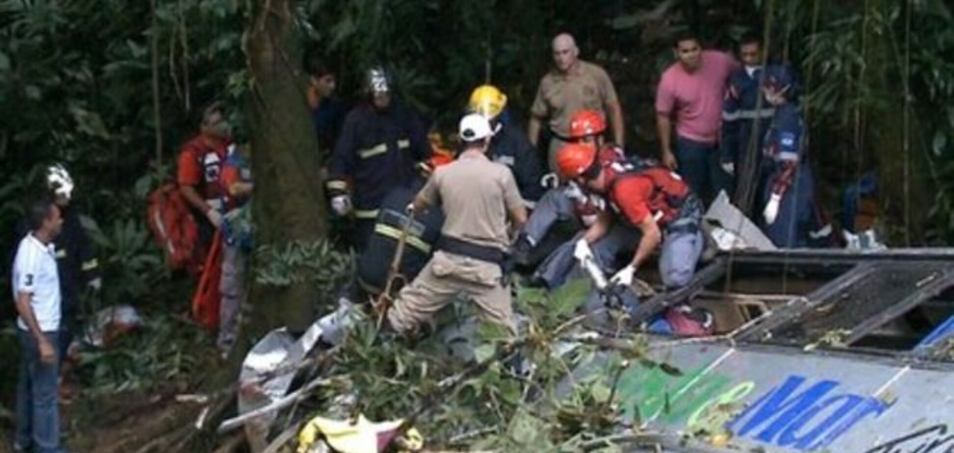 В Бразилии автобус рухнул в 400-метровую пропасть: погибли 55 человек