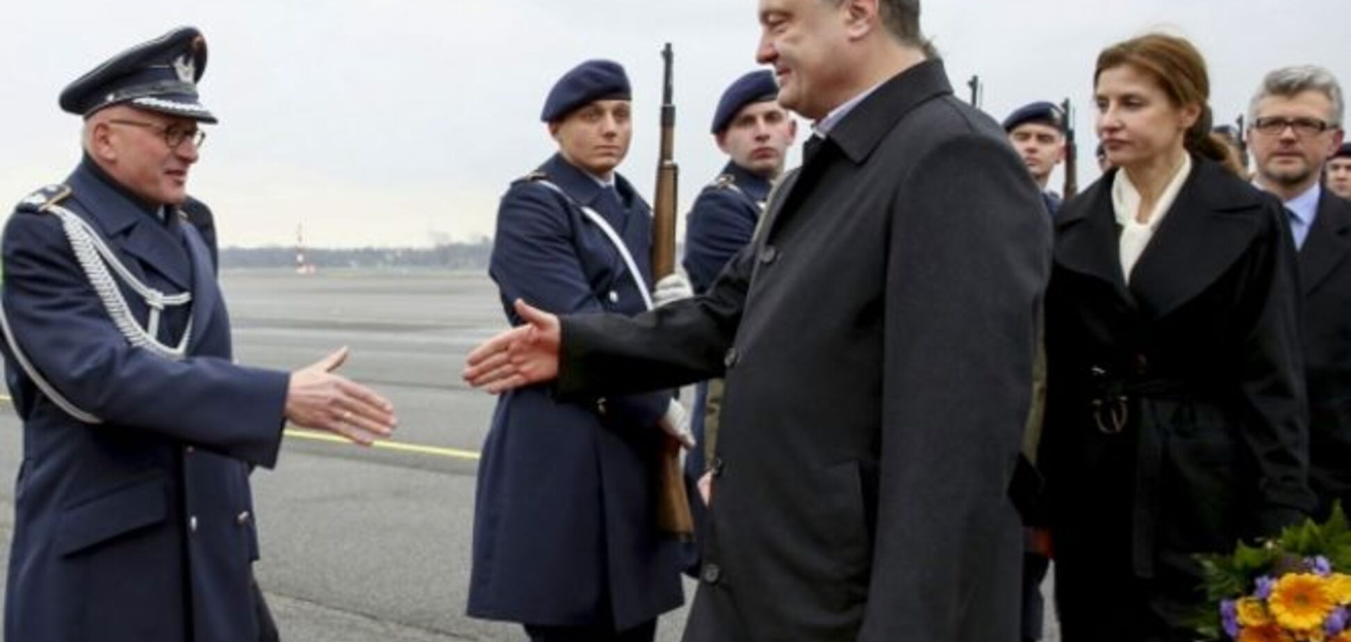 Порошенко прилетел к Меркель: фото с рабочего визита
