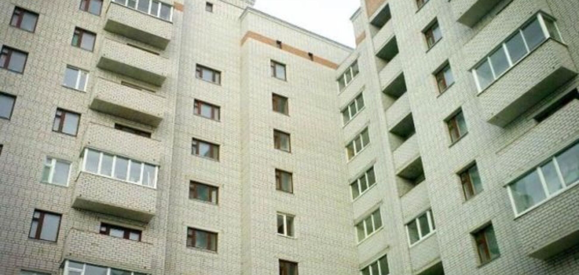 В Киеве мужчина выпал с балкона 9 этажа