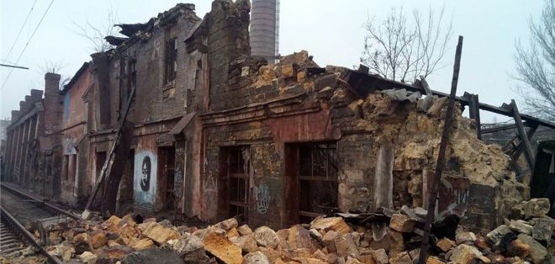 В Одессе на железнодорожные пути обрушилось здание во время движения 'Интерсити': фотофакт