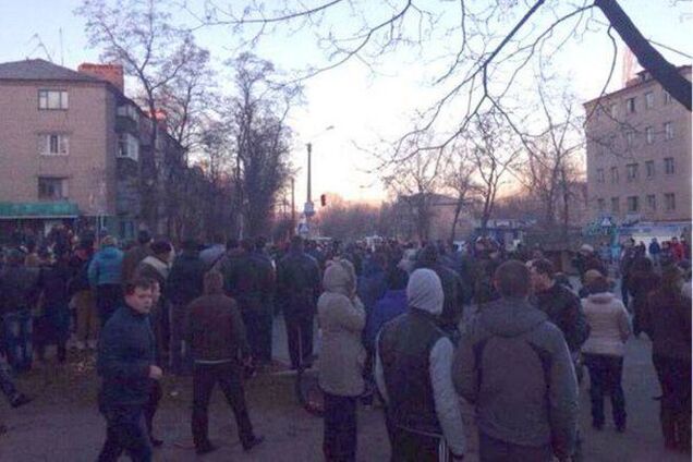 Бунт в Константиновке: провокаторы пытались поджечь общежитие ВСУ - опубликованы фото и видео