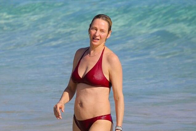 44-летняя Ума Турман показала тело в бикини на пляже