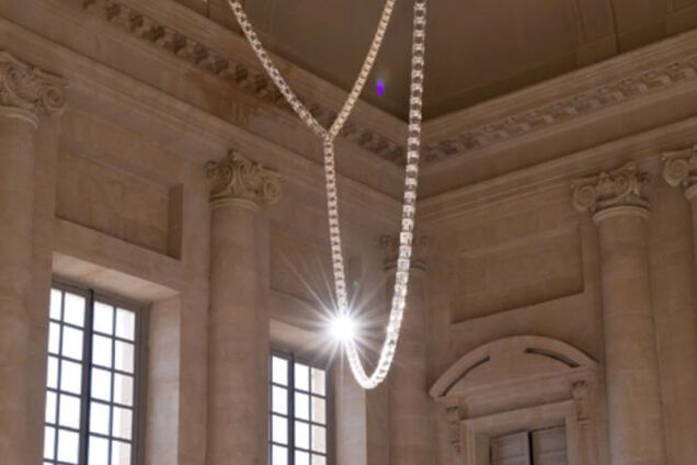 12-метровая люстра Swarovski украсила Версаль