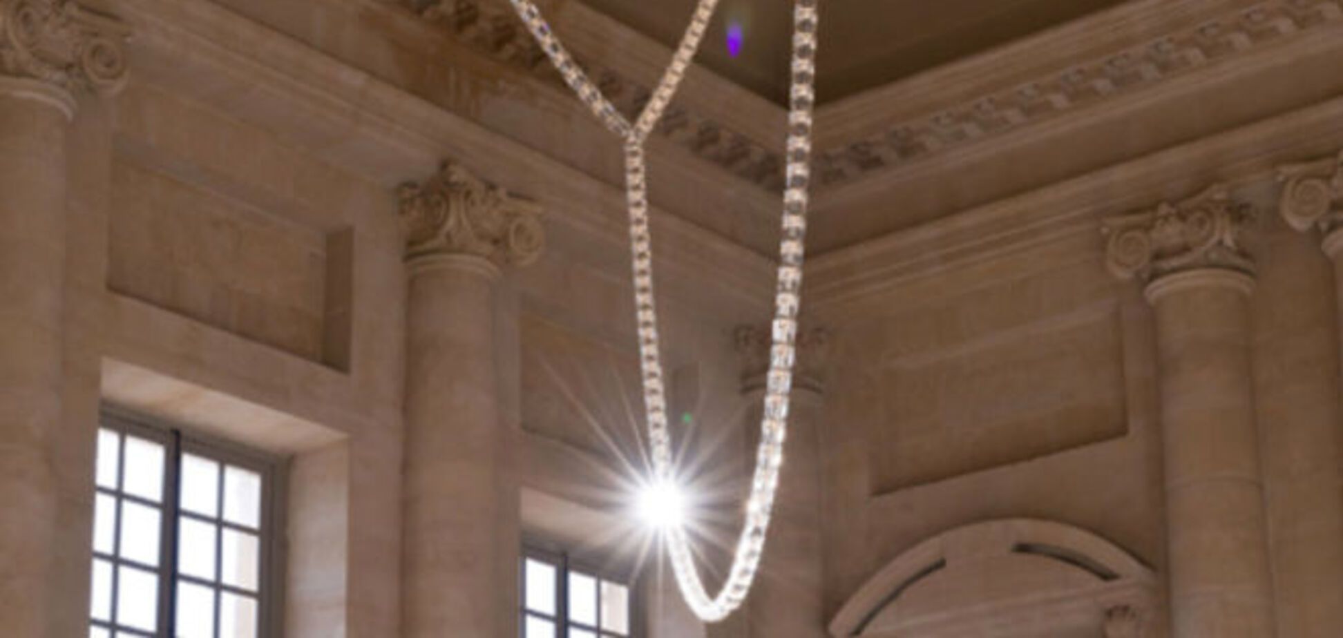 12-метровая люстра Swarovski украсила Версаль