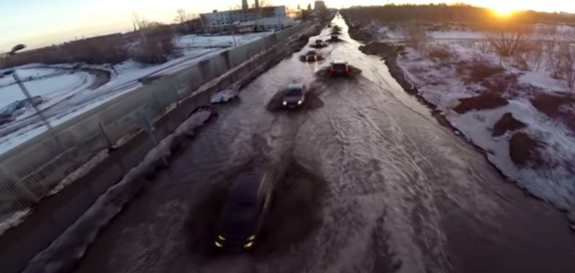 Российская Самара 'прославилась' километровой лужей: видеофакт