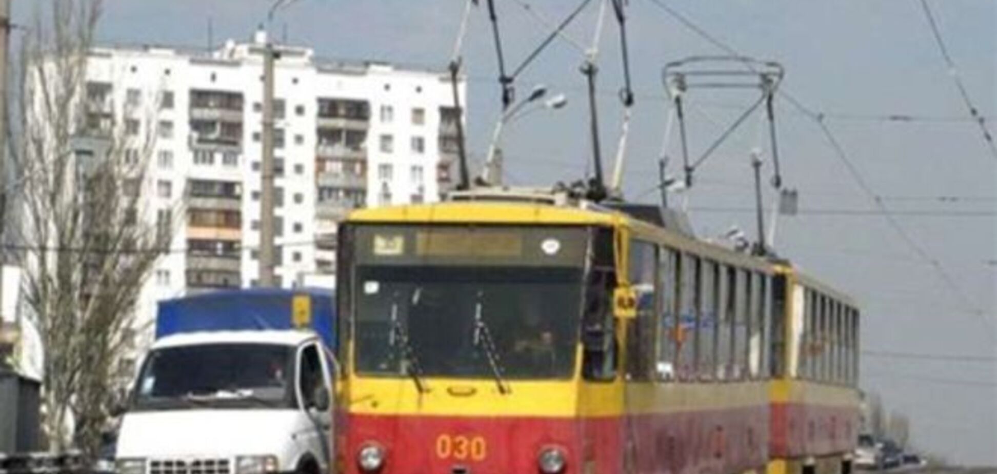 В Киеве столкнулись трамваи, пострадала 27-летняя пассажирка