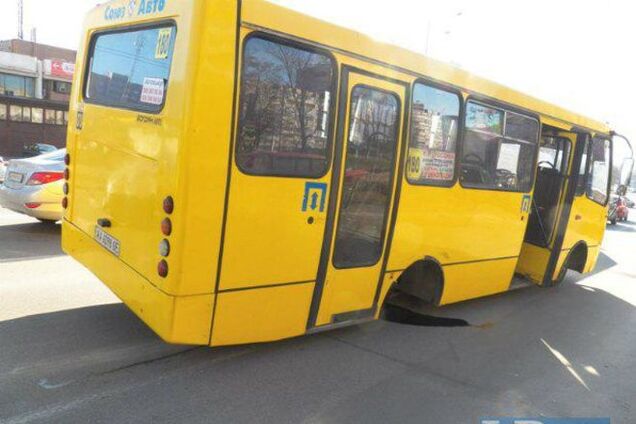 У Києві в маршрутки прямо на ходу відвалилися колеса: фотофакт