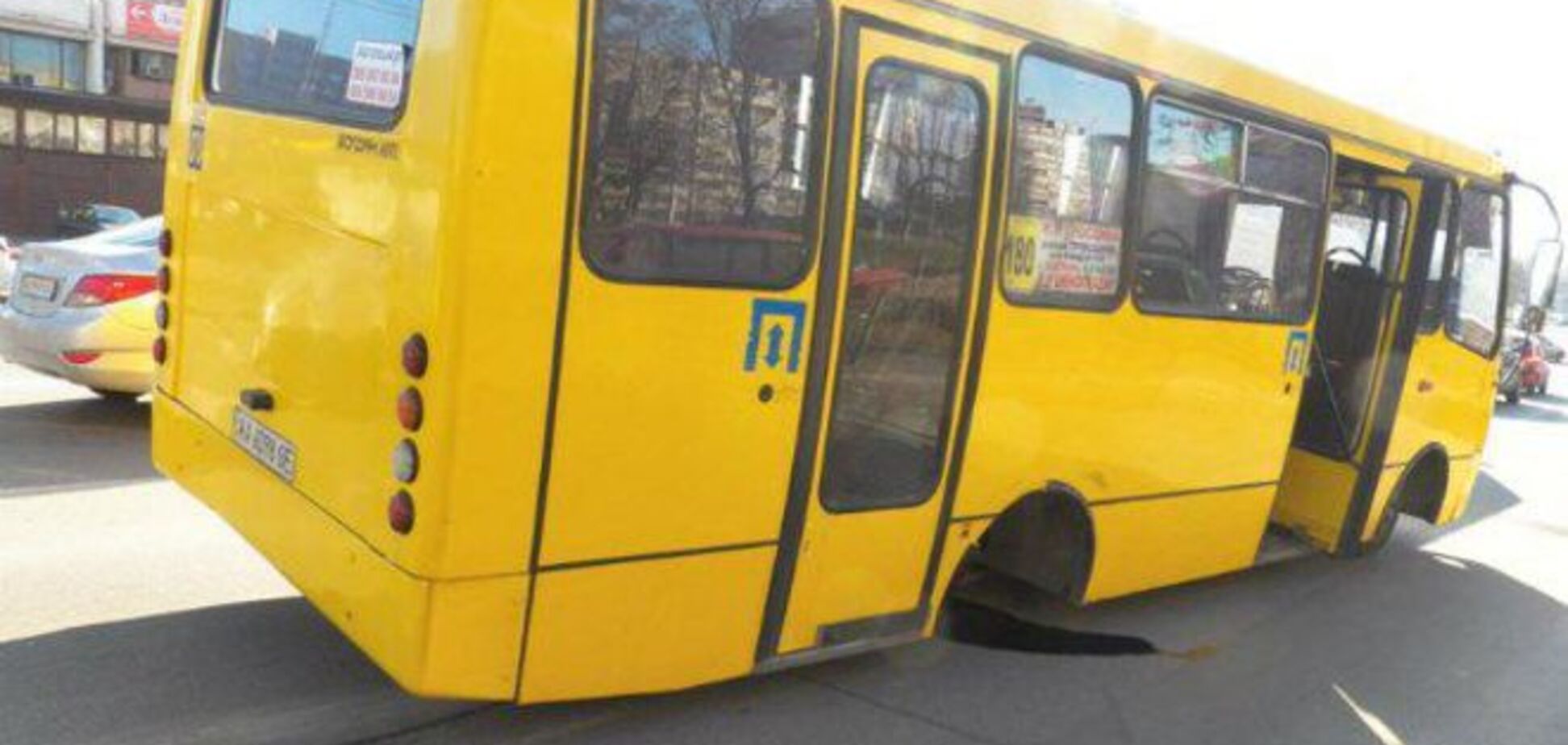 В Киеве у маршрутки прямо на ходу отвалились колеса: фотофакт