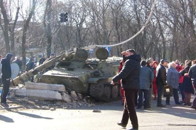 На Донбассе БМД сбил маму с детьми, погибла 8-летняя девочка: фото с места трагедии