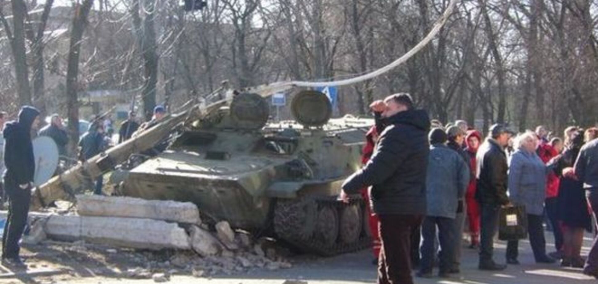 На Донбассе БМД сбил маму с детьми, погибла 8-летняя девочка: фото с места трагедии