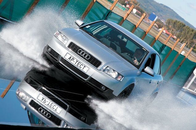 Совет автомобилистам: видео подсказка как вести себя на мокрой дороге